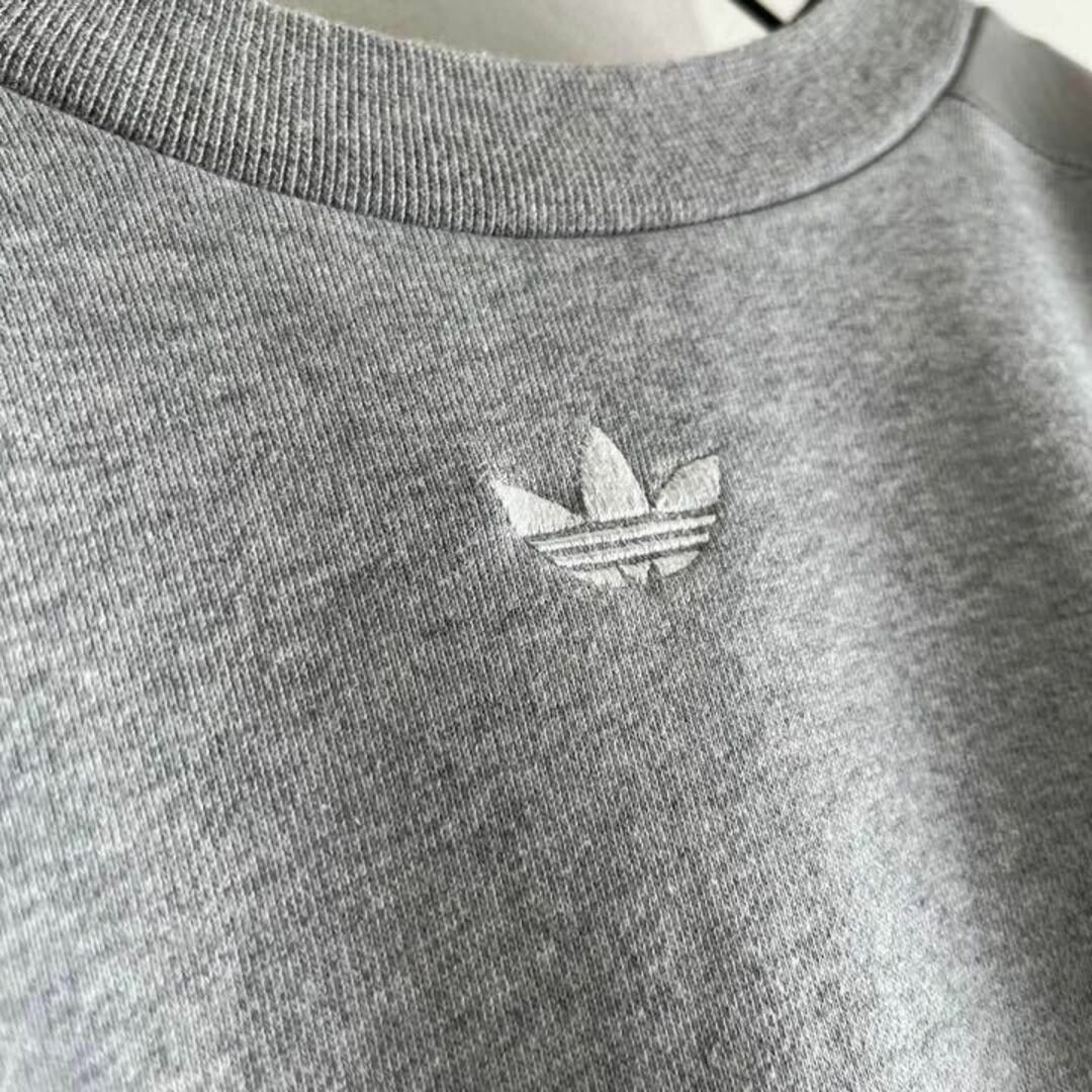 adidas(アディダス)の【アディダス】2XOサイズ刺繍センター トレフォイルロゴ スウェットトレーナー メンズのトップス(スウェット)の商品写真