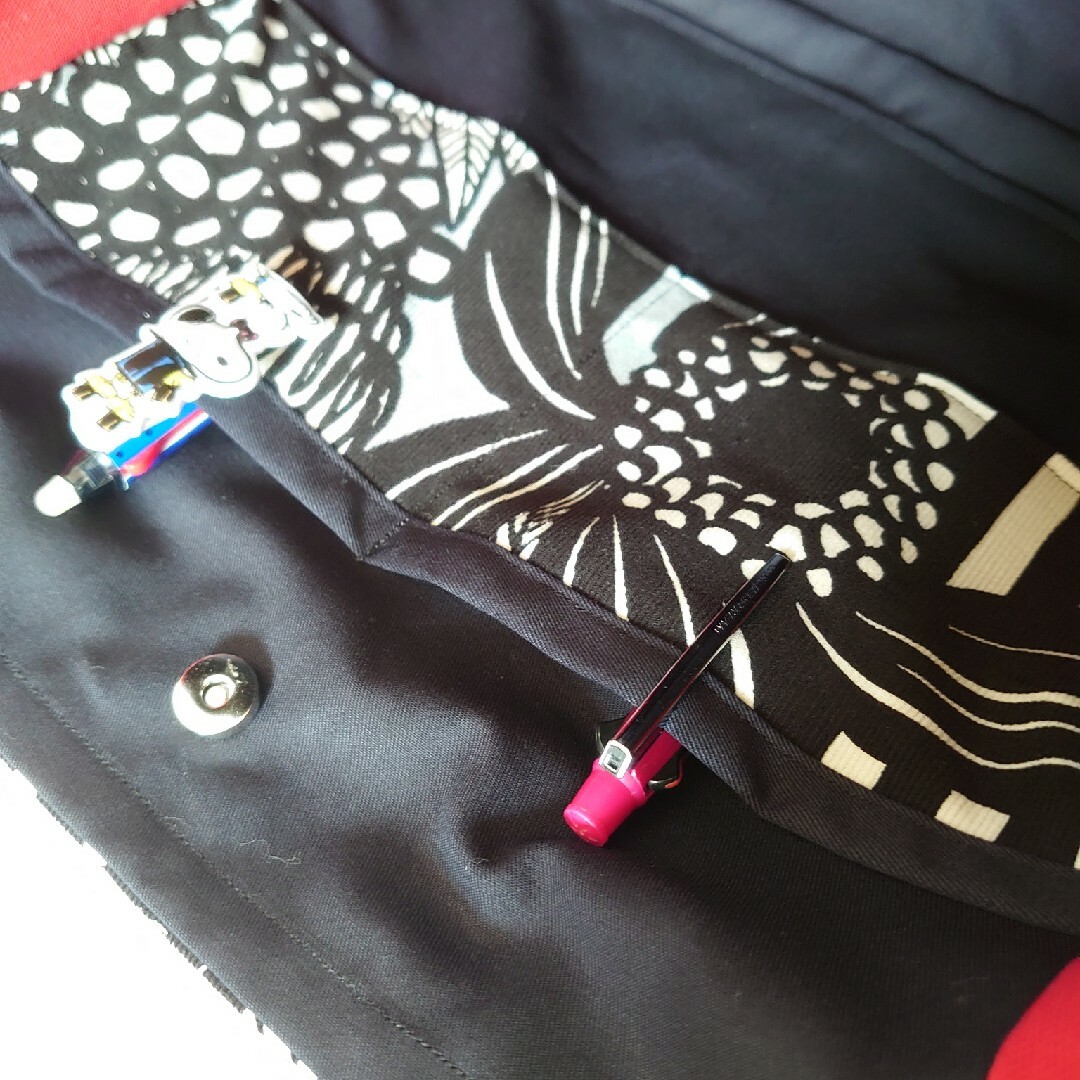 モノトーンフラワー×コーデュロイ　サイドポケット　肩掛けトートバッグ　ハンドメイ ハンドメイドのファッション小物(バッグ)の商品写真