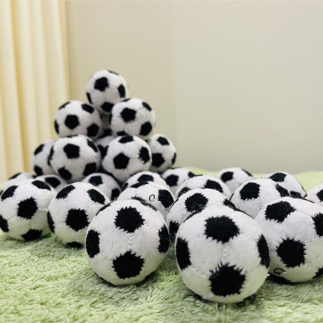 フェルトストラップ＊サッカーボール＊2個 ハンドメイドのアクセサリー(キーホルダー/ストラップ)の商品写真