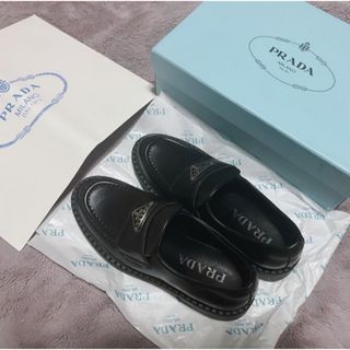 プラダ(PRADA)のPRADA ブラッシュドレザー チョコレートローファー プラダ 靴 ブラック 黒(ローファー/革靴)