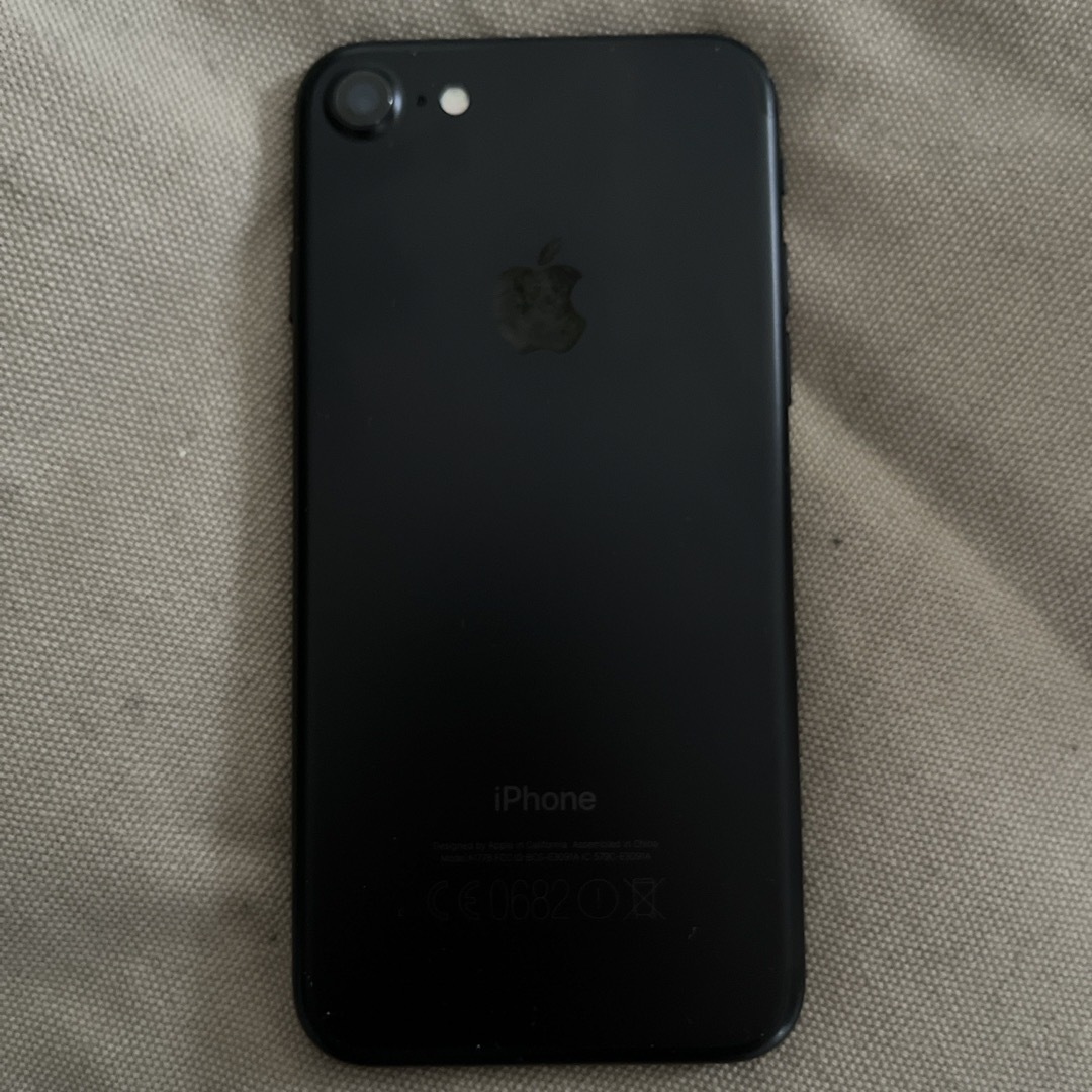 海外購入(カメラ音無音)iPhone 7 Black 128 GB SIMフリー