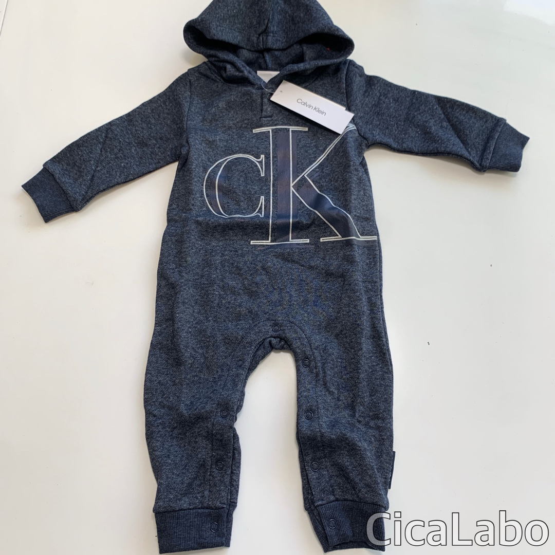 Calvin Klein(カルバンクライン)の【新品】カルバンクライン 長袖フリース パーカー ロンパース ネイビー 6/9M キッズ/ベビー/マタニティのベビー服(~85cm)(ロンパース)の商品写真