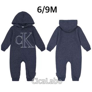 カルバンクライン(Calvin Klein)の【新品】カルバンクライン 長袖フリース パーカー ロンパース ネイビー 6/9M(ロンパース)