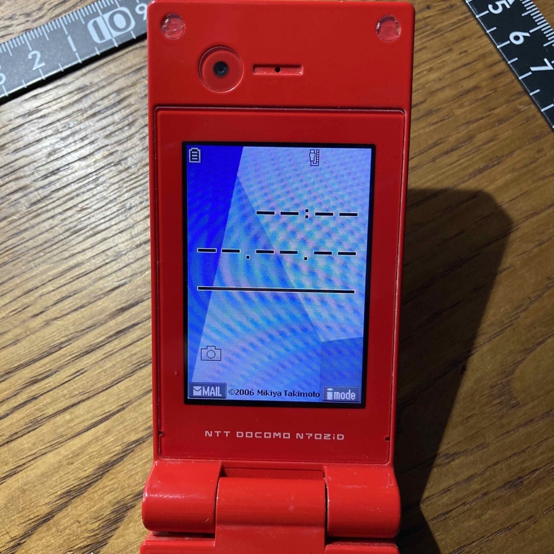 NTTdocomo(エヌティティドコモ)の【ジャンク扱い】docomo FOMA N702iD レッド 佐藤可士和 コラボ スマホ/家電/カメラのスマートフォン/携帯電話(携帯電話本体)の商品写真