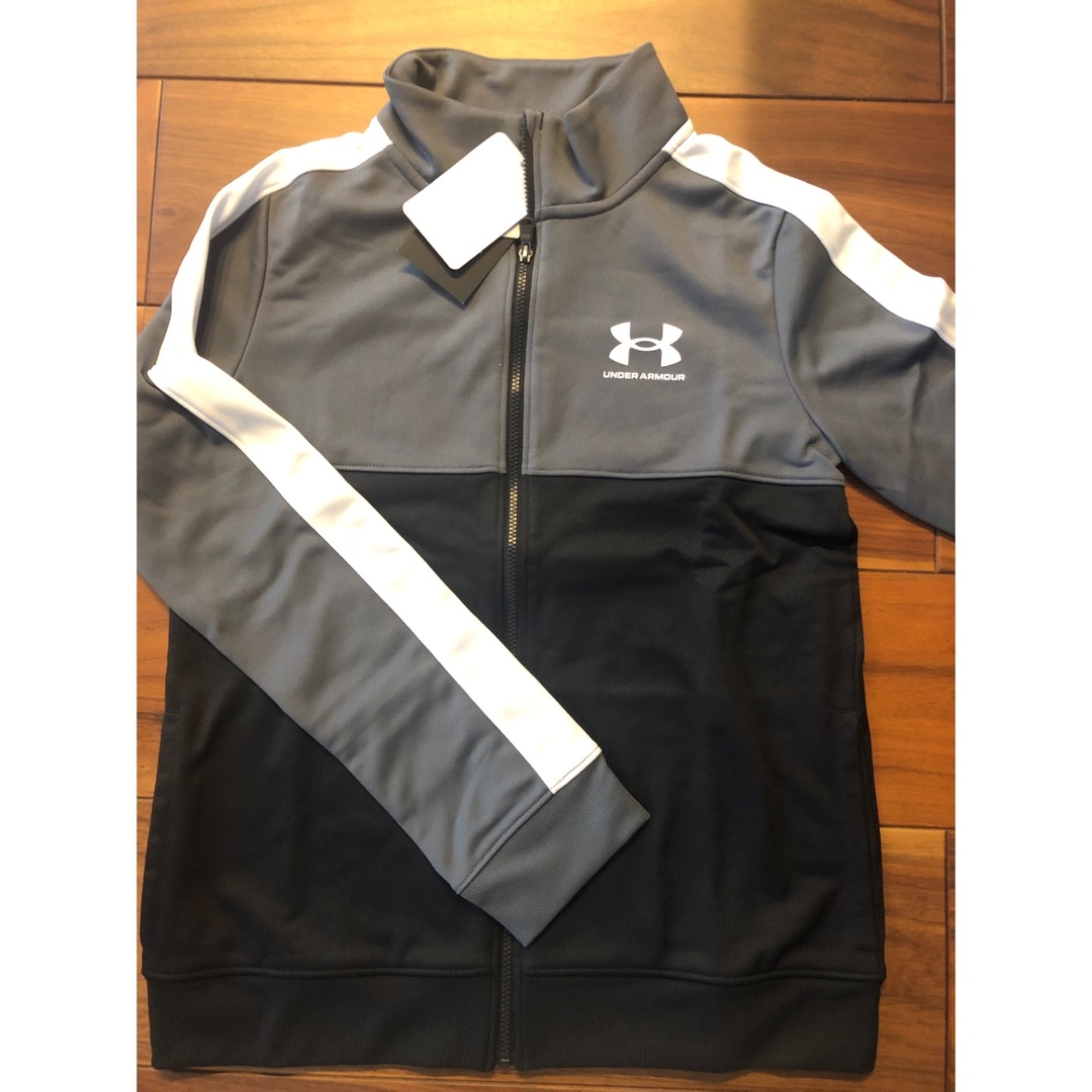 UNDER ARMOUR(アンダーアーマー)のアンダーアーマー　ジャージ上下セット　  新品 150cm キッズ/ベビー/マタニティのキッズ服男の子用(90cm~)(その他)の商品写真