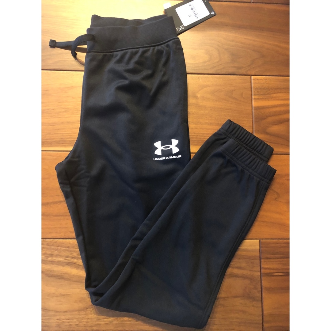 UNDER ARMOUR(アンダーアーマー)のアンダーアーマー　ジャージ上下セット　  新品 150cm キッズ/ベビー/マタニティのキッズ服男の子用(90cm~)(その他)の商品写真