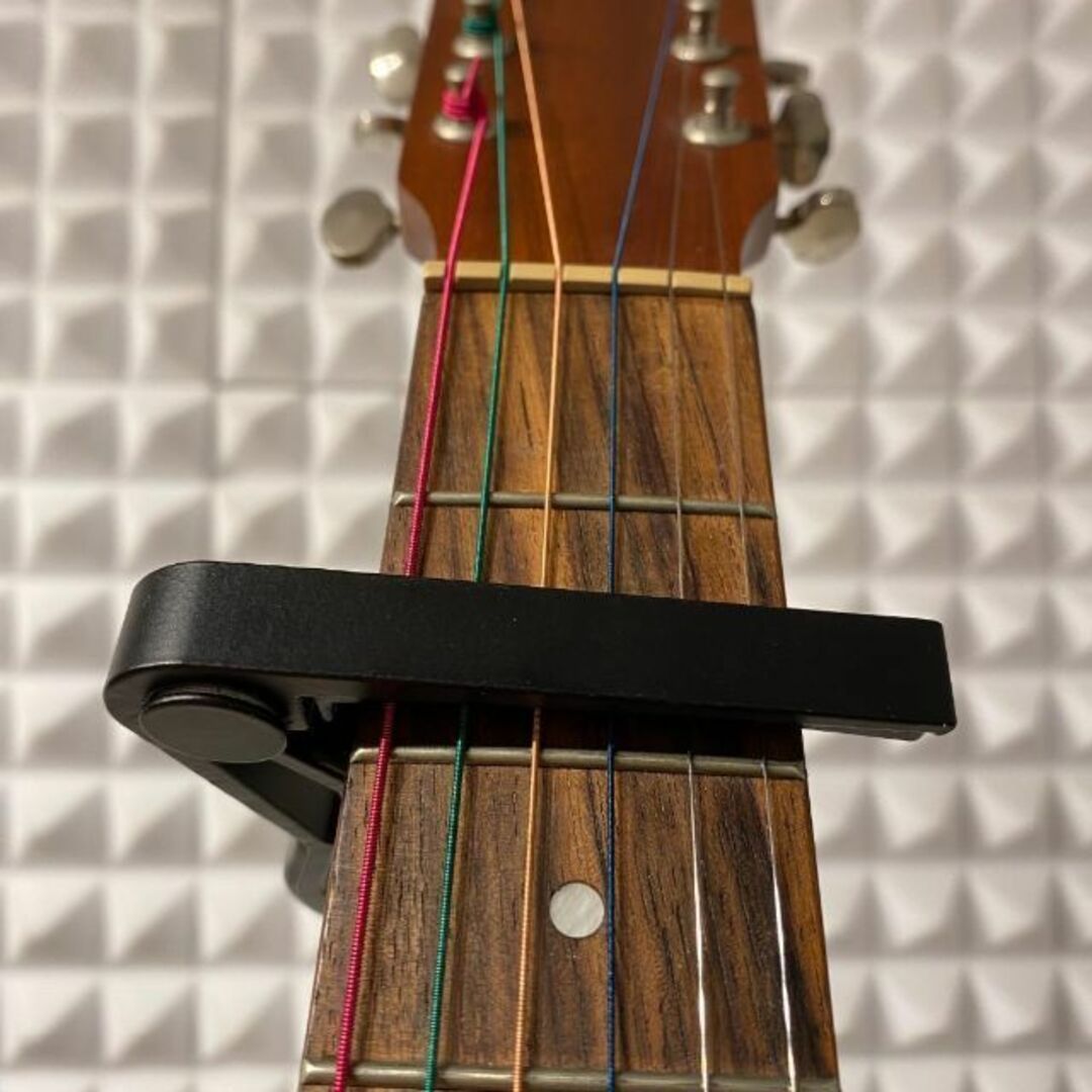 カポタスト ＜ブラック＞ギターピック6枚付きアルミ合金 カポ 楽器のギター(アコースティックギター)の商品写真