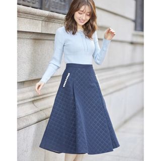 トッコクローゼット(TOCCO closet)のひと目で美人なポケットパール付きエンボスキルティングタックフレアスカート　トッコ(ひざ丈スカート)