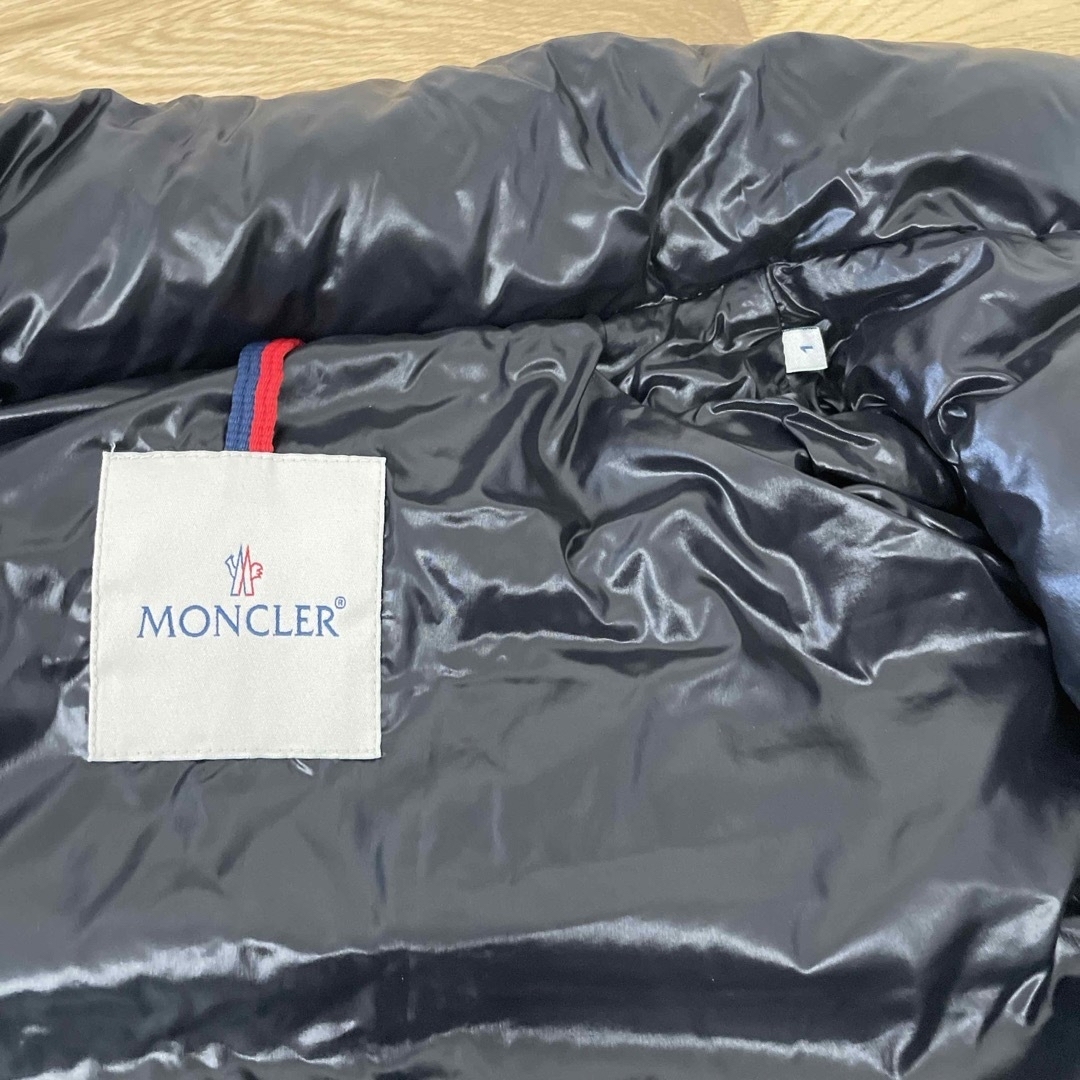 MONCLER(モンクレール)のモンクレール　ベスト　黒　1   MONCLER 百貨店購入 メンズのジャケット/アウター(ダウンベスト)の商品写真