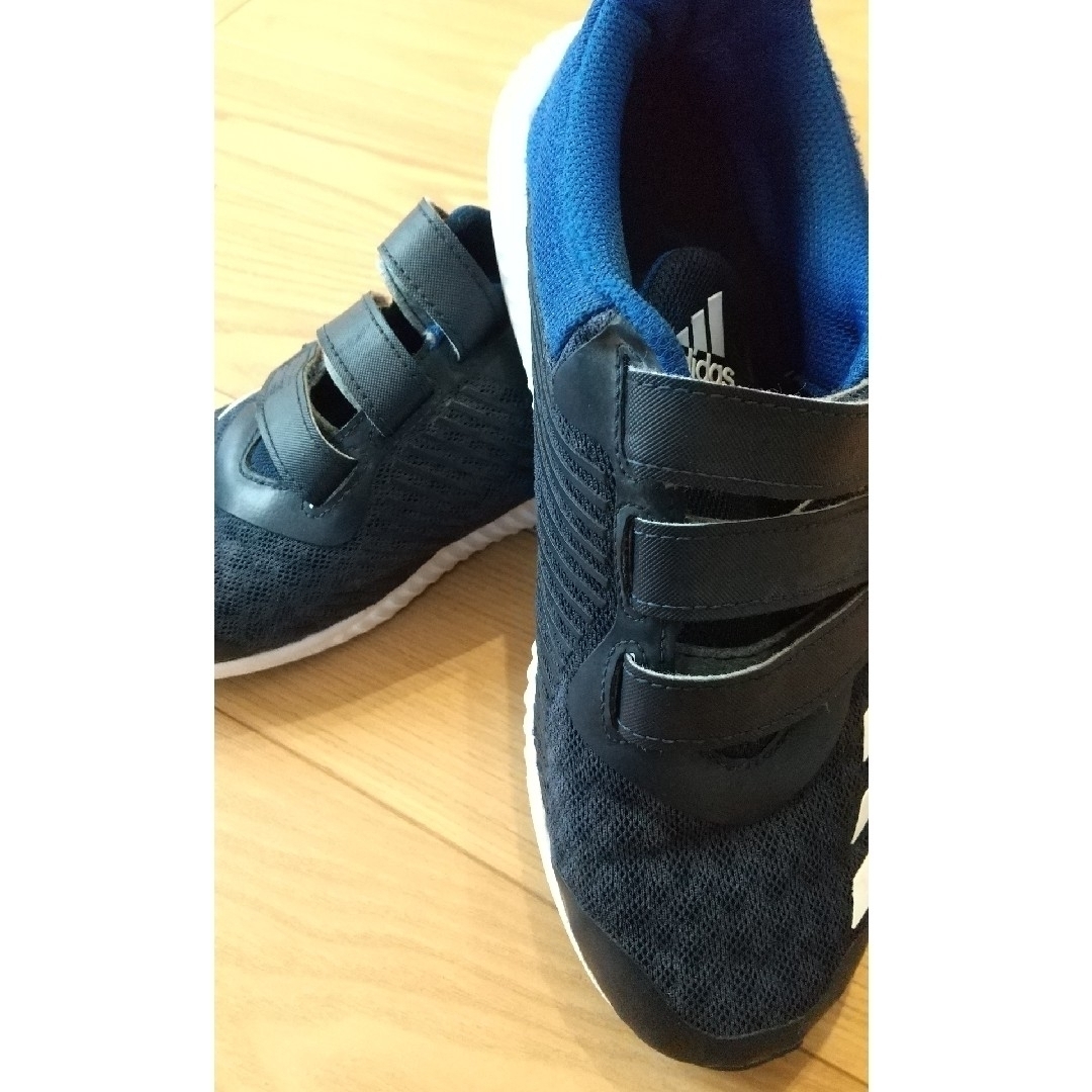 adidas(アディダス)のadidas スニーカー 23cm ジュニア キッズ/ベビー/マタニティのキッズ靴/シューズ(15cm~)(スニーカー)の商品写真