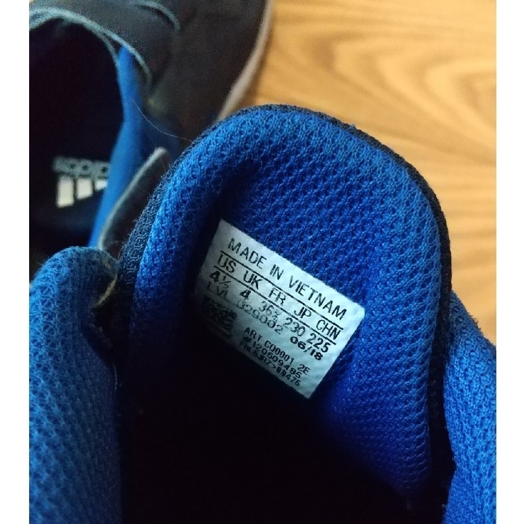 adidas(アディダス)のadidas スニーカー 23cm ジュニア キッズ/ベビー/マタニティのキッズ靴/シューズ(15cm~)(スニーカー)の商品写真