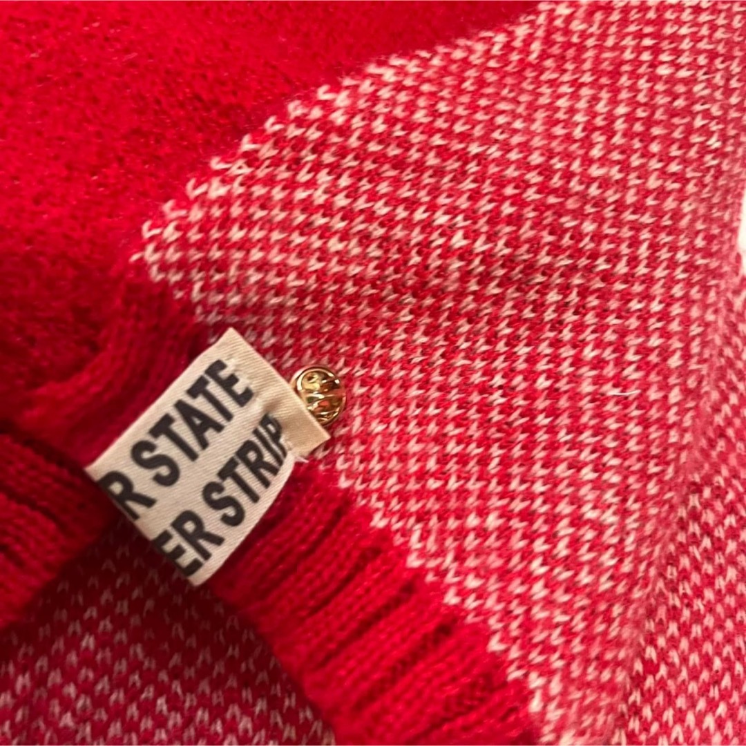 ピンバッチ付きマフラー　レッド　コーデの差し色　可愛いく寒さ対策　防風　防寒 レディースのファッション小物(マフラー/ショール)の商品写真