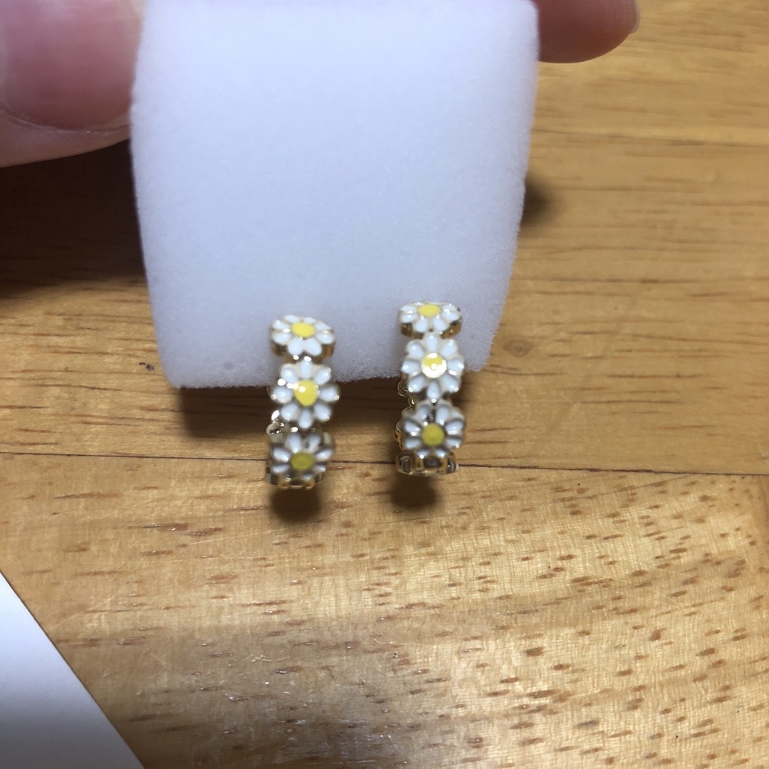 【2個で300円引き】小花柄リングタイプピアス レディースのアクセサリー(ピアス)の商品写真