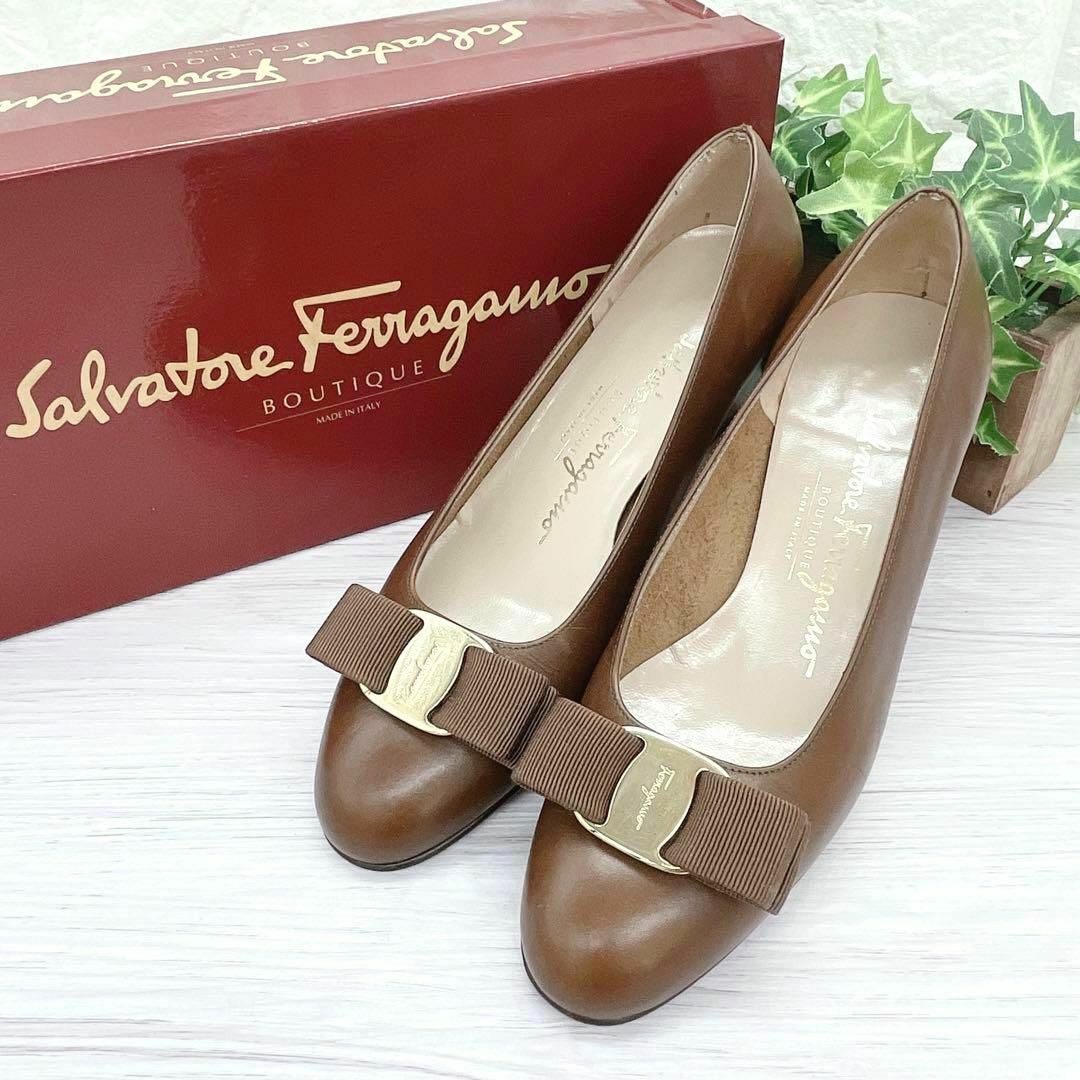 【SalvatoreFerragamo】美品フェラガモ ヴァラリボン ゴールド