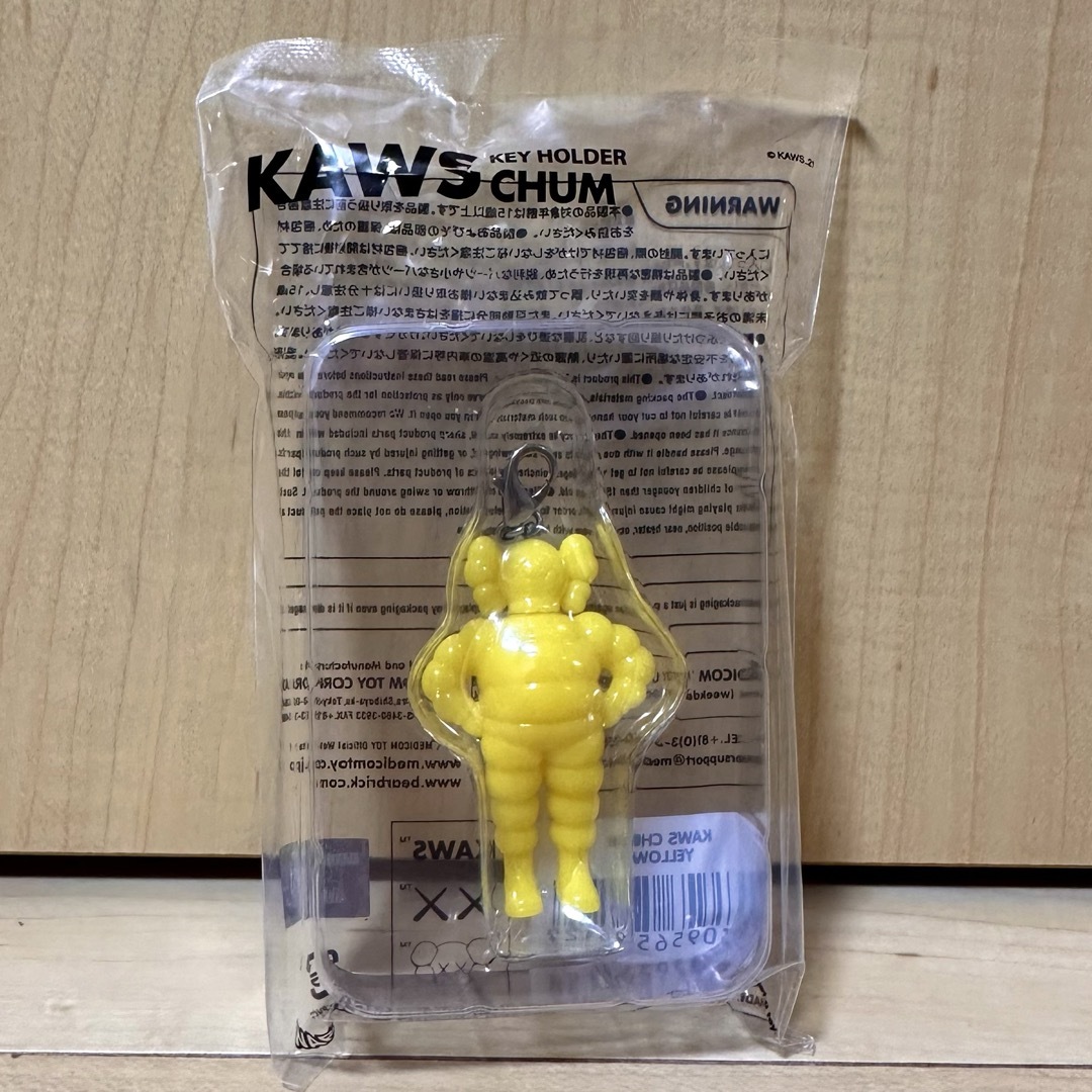 MEDICOM TOY(メディコムトイ)のKAWS - CHARM KEY HOLDER " YELLOW " メンズのファッション小物(キーホルダー)の商品写真