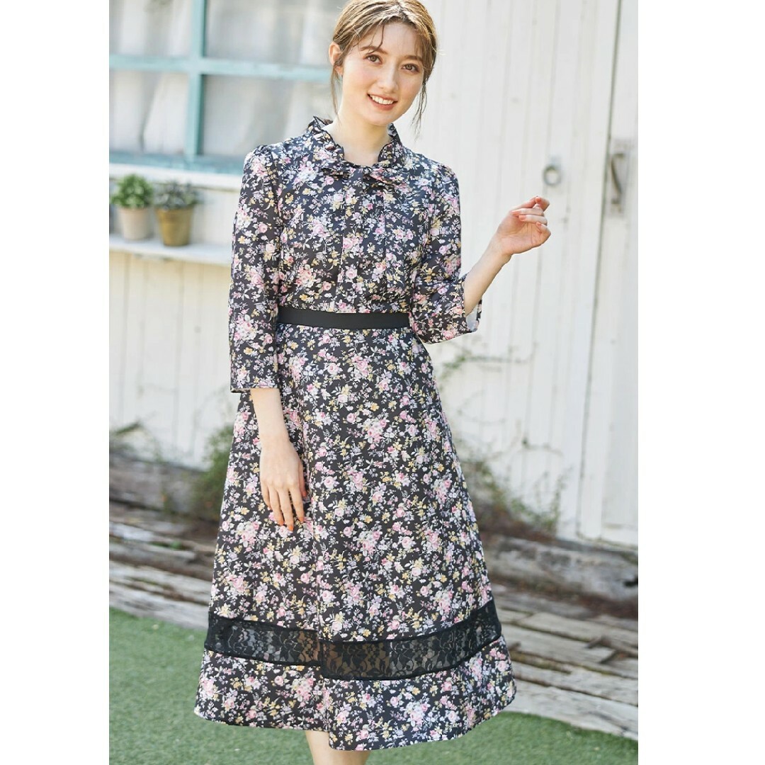 TOCCO closet(トッコクローゼット)のプチフリルネック＆ボウタイりぼんレース切り替えフラワープリントワンピース レディースのワンピース(ひざ丈ワンピース)の商品写真