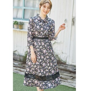 トッコクローゼット(TOCCO closet)のプチフリルネック＆ボウタイりぼんレース切り替えフラワープリントワンピース(ひざ丈ワンピース)