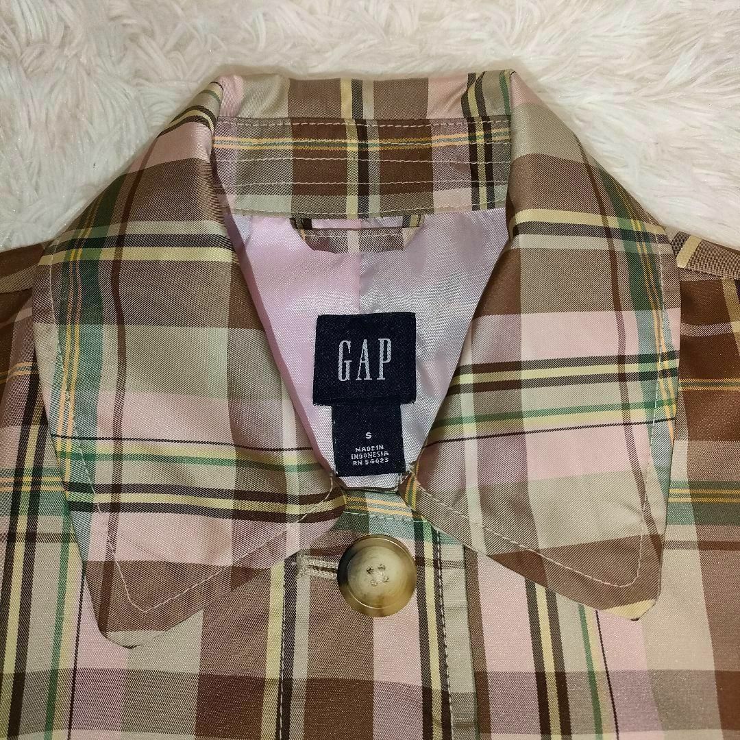 GAP(ギャップ)のギャップ ステンカラーコート チェック GAP ロングコート ナイロン 薄手 レディースのジャケット/アウター(ナイロンジャケット)の商品写真