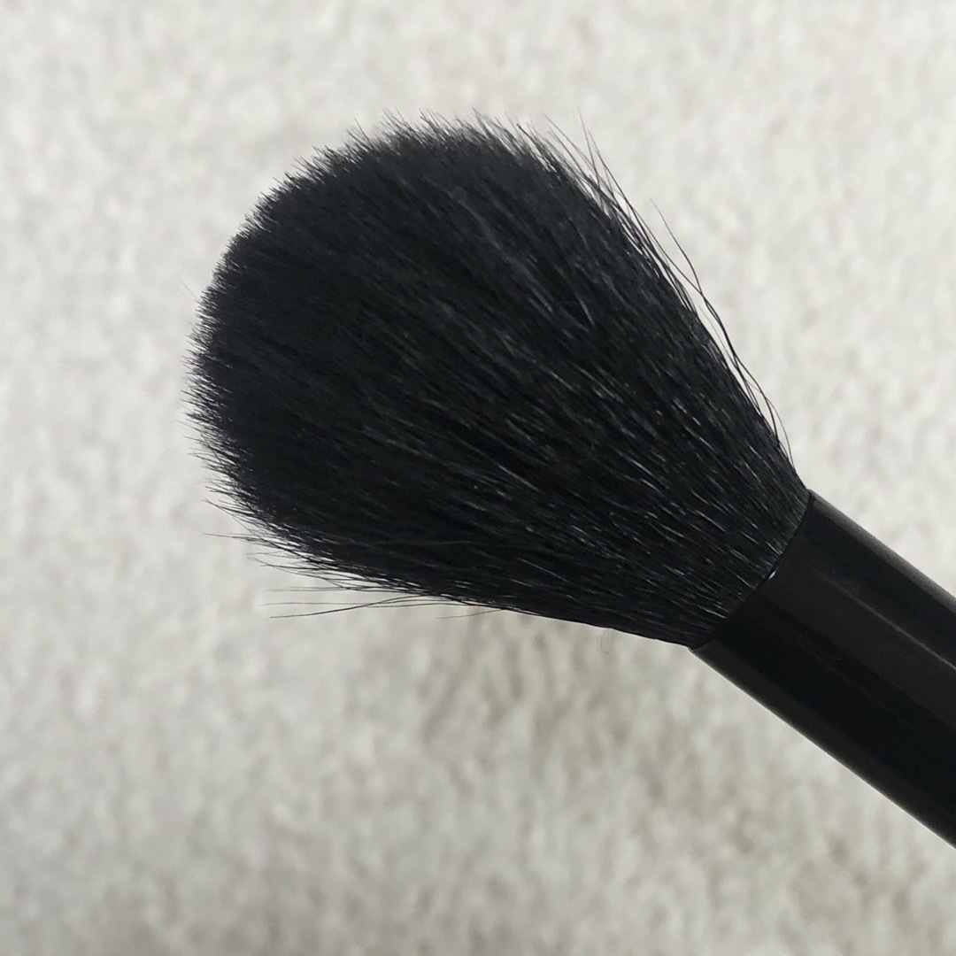 BOBBI BROWN(ボビイブラウン)のボビイブラウン　シアーパウダーブラシ コスメ/美容のメイク道具/ケアグッズ(ブラシ・チップ)の商品写真