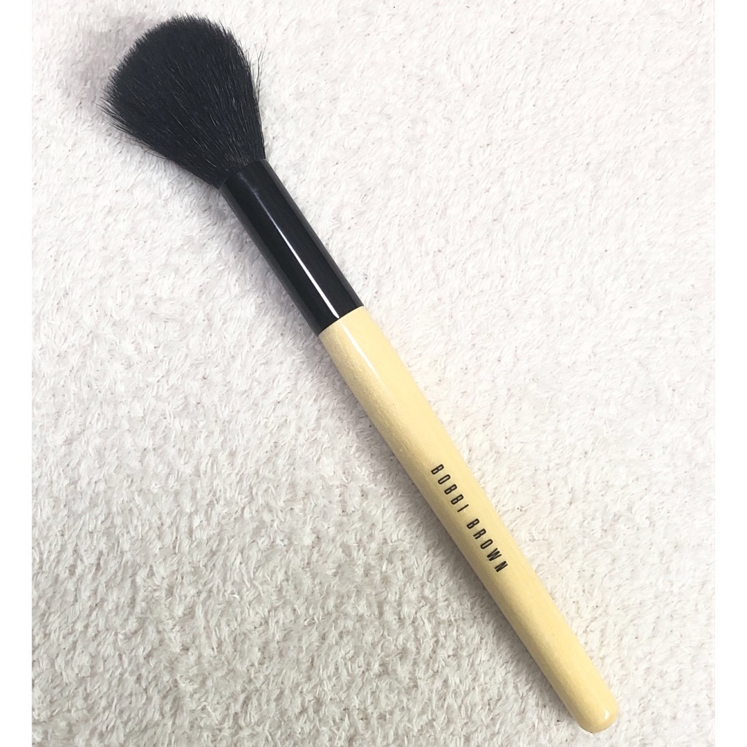 BOBBI BROWN(ボビイブラウン)のボビイブラウン　シアーパウダーブラシ コスメ/美容のメイク道具/ケアグッズ(ブラシ・チップ)の商品写真