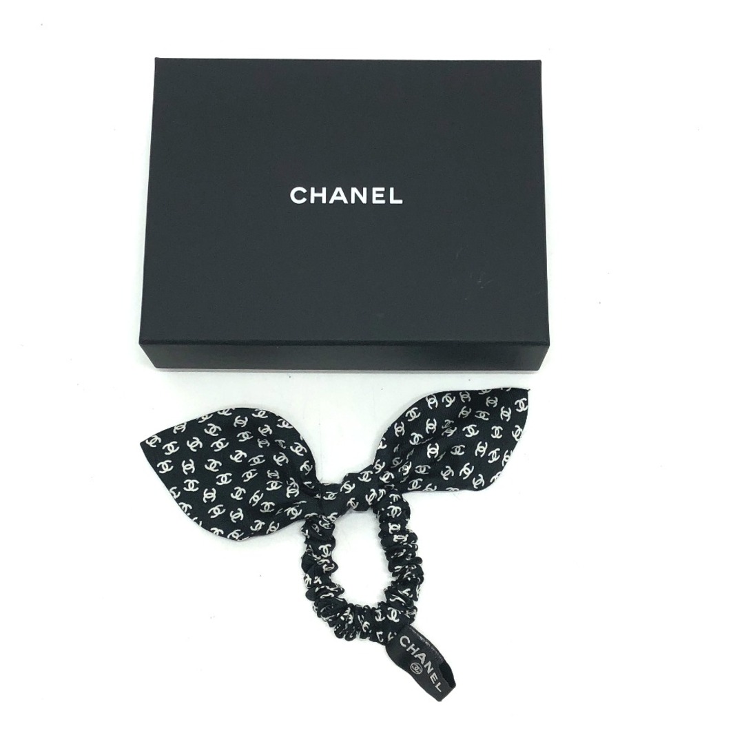 CHANEL(シャネル)のシャネル CHANEL ヘアアクセサリー リボン ココマーク 23P シュシュ シルク ブラック×ホワイト 未使用 レディースのヘアアクセサリー(ヘアゴム/シュシュ)の商品写真