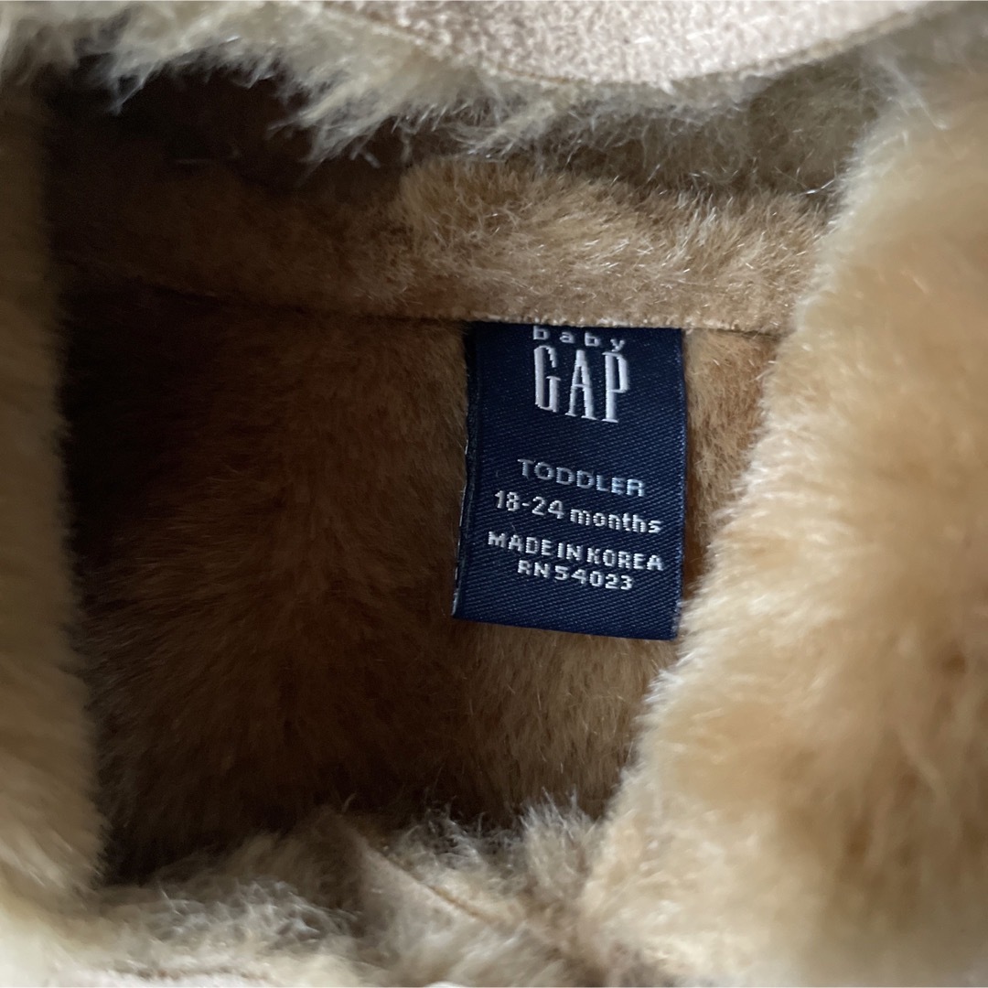 babyGAP(ベビーギャップ)のbabyGAP フェイク　ムートン　コート キッズ/ベビー/マタニティのキッズ服女の子用(90cm~)(コート)の商品写真