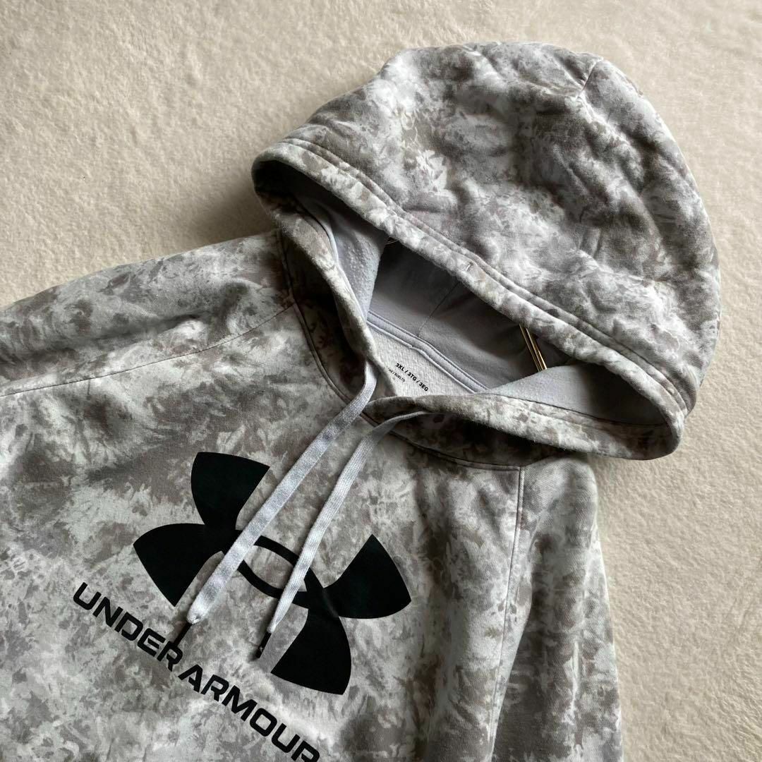 UNDER ARMOUR(アンダーアーマー)のUNDER ARMOUR プルオーバー パーカー 総柄 3XL ビッグロゴ メンズのトップス(パーカー)の商品写真