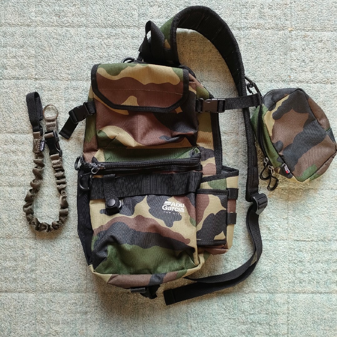 AbuGarcia(アブガルシア)のアブガルシア スリングボディバッグ と リーシュコード メンズのバッグ(ボディーバッグ)の商品写真