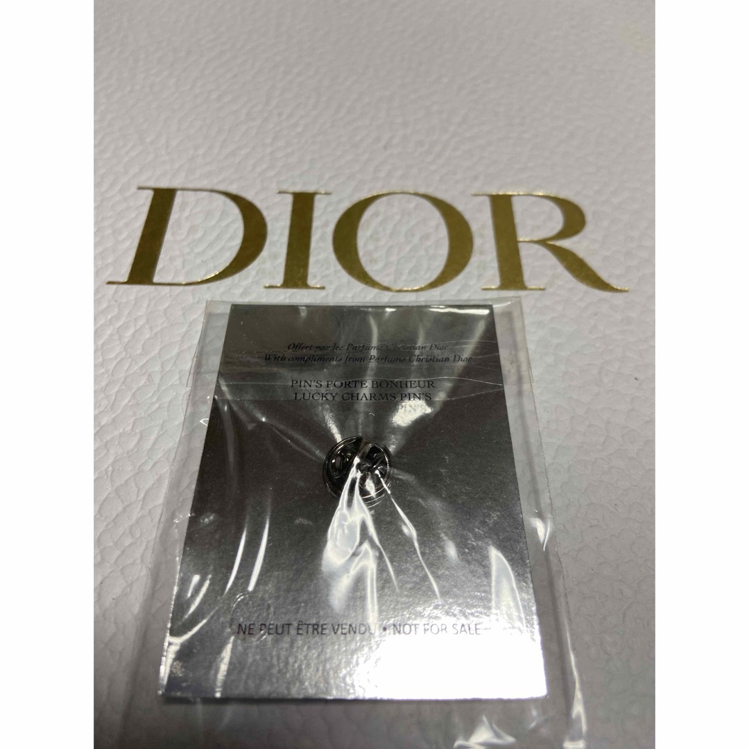 Dior(ディオール)のディオール　ピンバッジ コスメ/美容のコスメ/美容 その他(その他)の商品写真