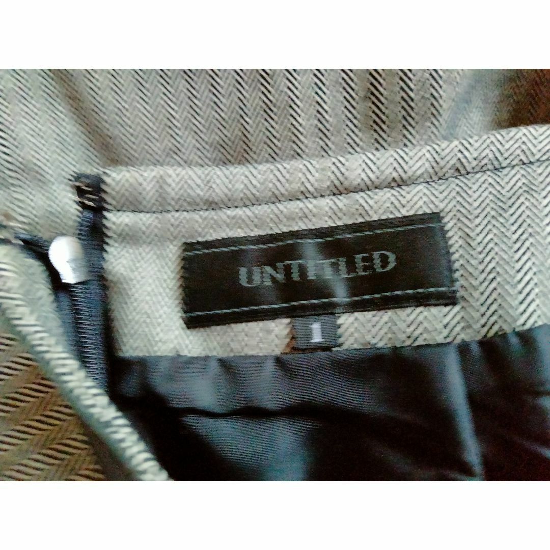 UNTITLED(アンタイトル)のアンタイトル　バックスリットスカート レディースのスカート(ひざ丈スカート)の商品写真
