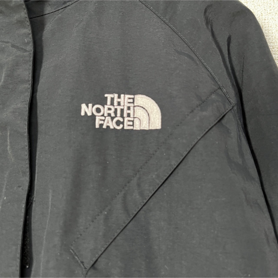 THE NORTH FACE(ザノースフェイス)の【ノースフェイス】マウンテンパーカー　黒　刺繍　ワンポイント　アウターKC レディースのジャケット/アウター(その他)の商品写真