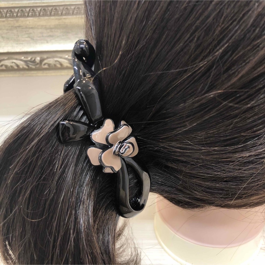 ☆立体フラワーデザイン☆*バナナクリップ 秋冬カラー グレージュ (*^^*) レディースのヘアアクセサリー(バレッタ/ヘアクリップ)の商品写真