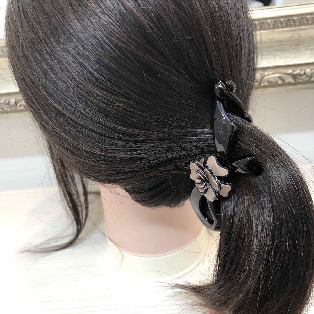 ☆立体フラワーデザイン☆*バナナクリップ 秋冬カラー グレージュ (*^^*) レディースのヘアアクセサリー(バレッタ/ヘアクリップ)の商品写真