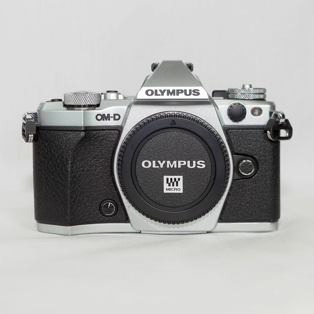 OLYMPUS(オリンパス)のOLYMPUS OM-D E-M5 Mark II body ＋ α スマホ/家電/カメラのカメラ(デジタル一眼)の商品写真