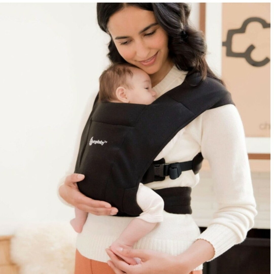 Ergobaby(エルゴベビー)のErgobaby EBC EMBRACE ブラック キッズ/ベビー/マタニティの外出/移動用品(抱っこひも/おんぶひも)の商品写真