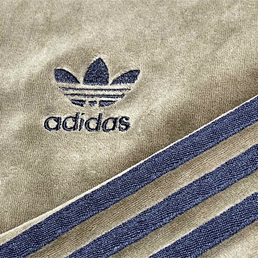 adidas(アディダス)の2XL美品ベロア】アディダス刺繍トラックジャケット古着ジャージ茶カーキブラウン メンズのトップス(ジャージ)の商品写真