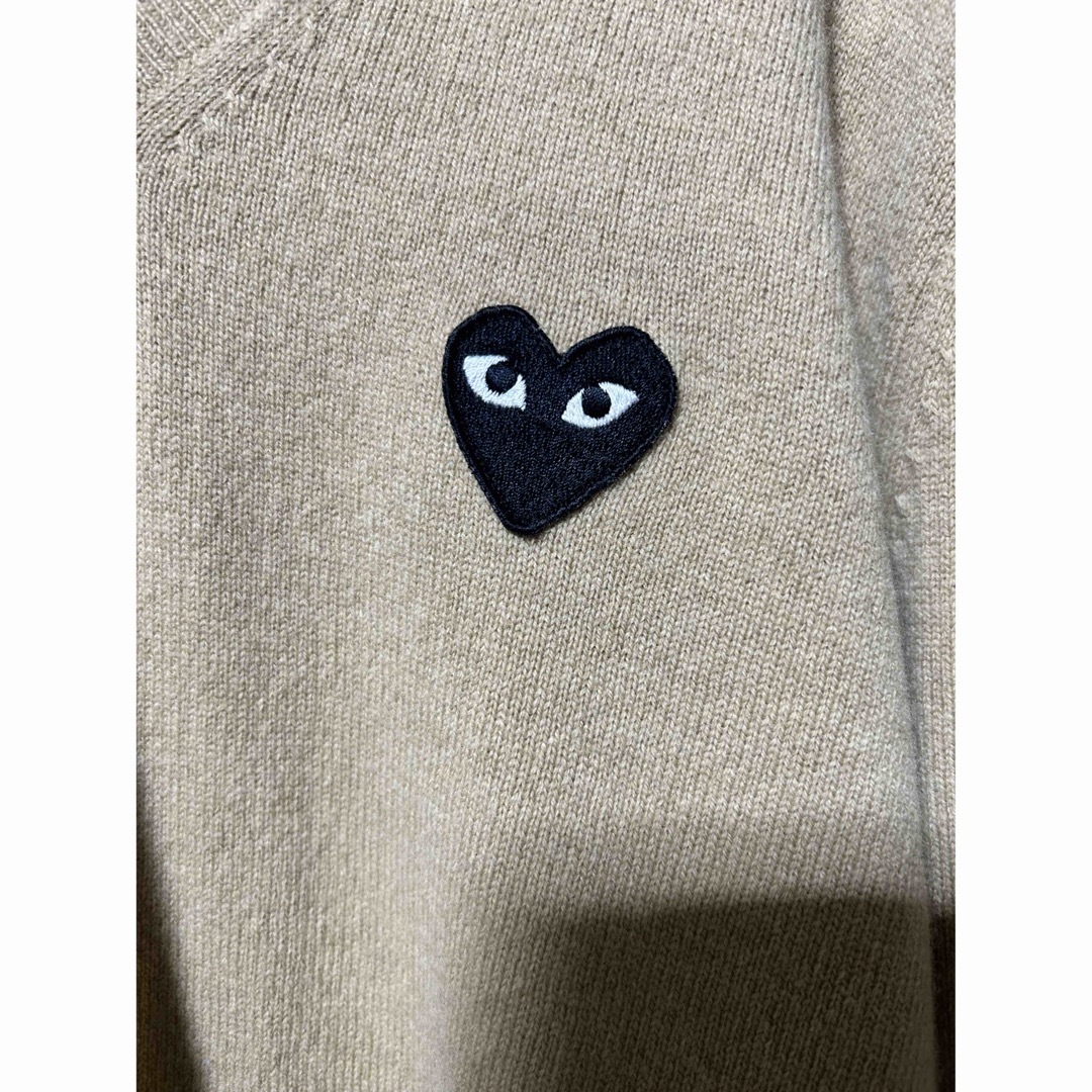 COMME des GARCONS(コムデギャルソン)のBTSテテ着用プレイコムデギャルソン　ベージュセーター メンズのトップス(ニット/セーター)の商品写真