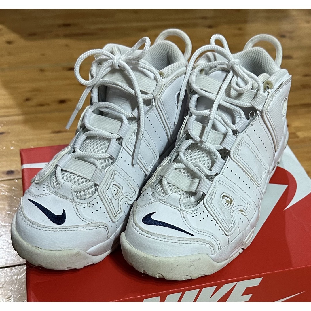 NIKE(ナイキ)のNIKE AIR MORE UPTEMPO 22センチ キッズ/ベビー/マタニティのキッズ靴/シューズ(15cm~)(スニーカー)の商品写真