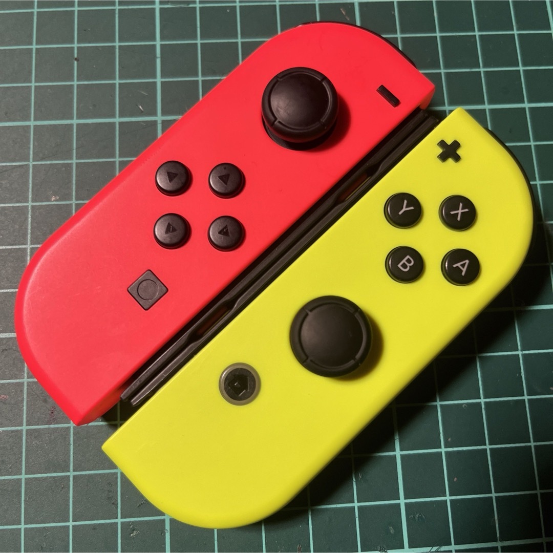 Nintendo Switch(ニンテンドースイッチ)のジョイコン  ★ネオンレッド・ネオンイエロー★   作動品 エンタメ/ホビーのゲームソフト/ゲーム機本体(家庭用ゲーム機本体)の商品写真