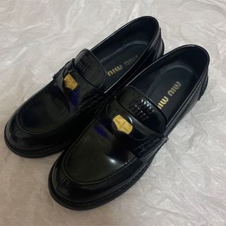 miumiu ブラッシュドレザー ローファー