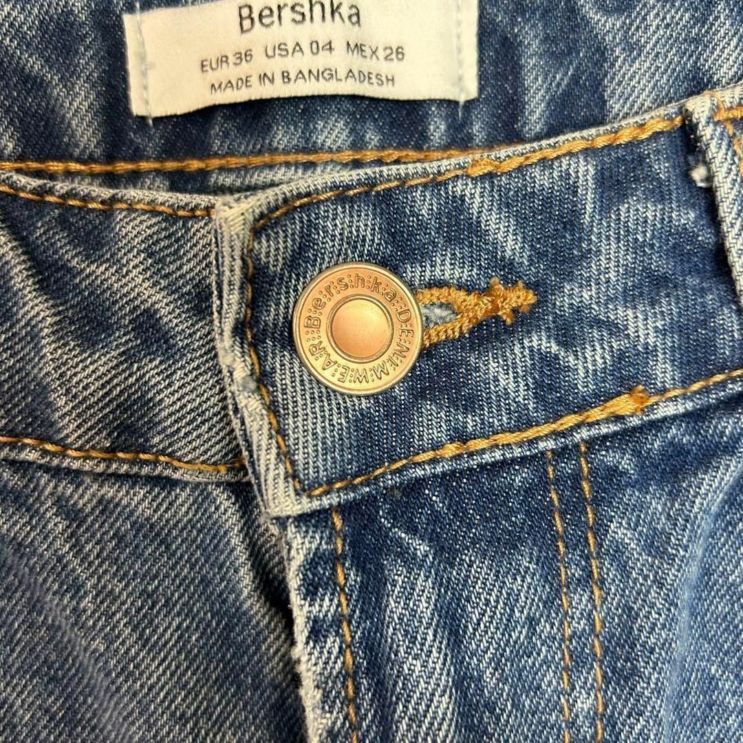 Bershka(ベルシュカ)の【Bershka】テーパードデニムパンツ　mom ブロンズボタン　濃紺　英S レディースのパンツ(デニム/ジーンズ)の商品写真