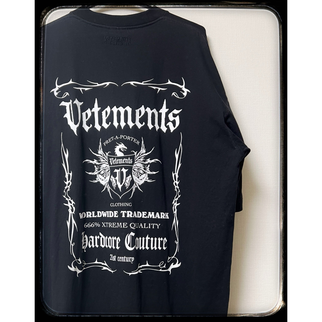 VETEMENTS(ヴェトモン)の【VETEMENTS】 tシャツダブルバッジグラフィック メンズのトップス(Tシャツ/カットソー(半袖/袖なし))の商品写真