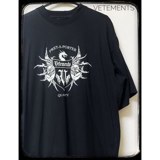 ヴェトモン(VETEMENTS)の【VETEMENTS】 tシャツダブルバッジグラフィック(Tシャツ/カットソー(半袖/袖なし))