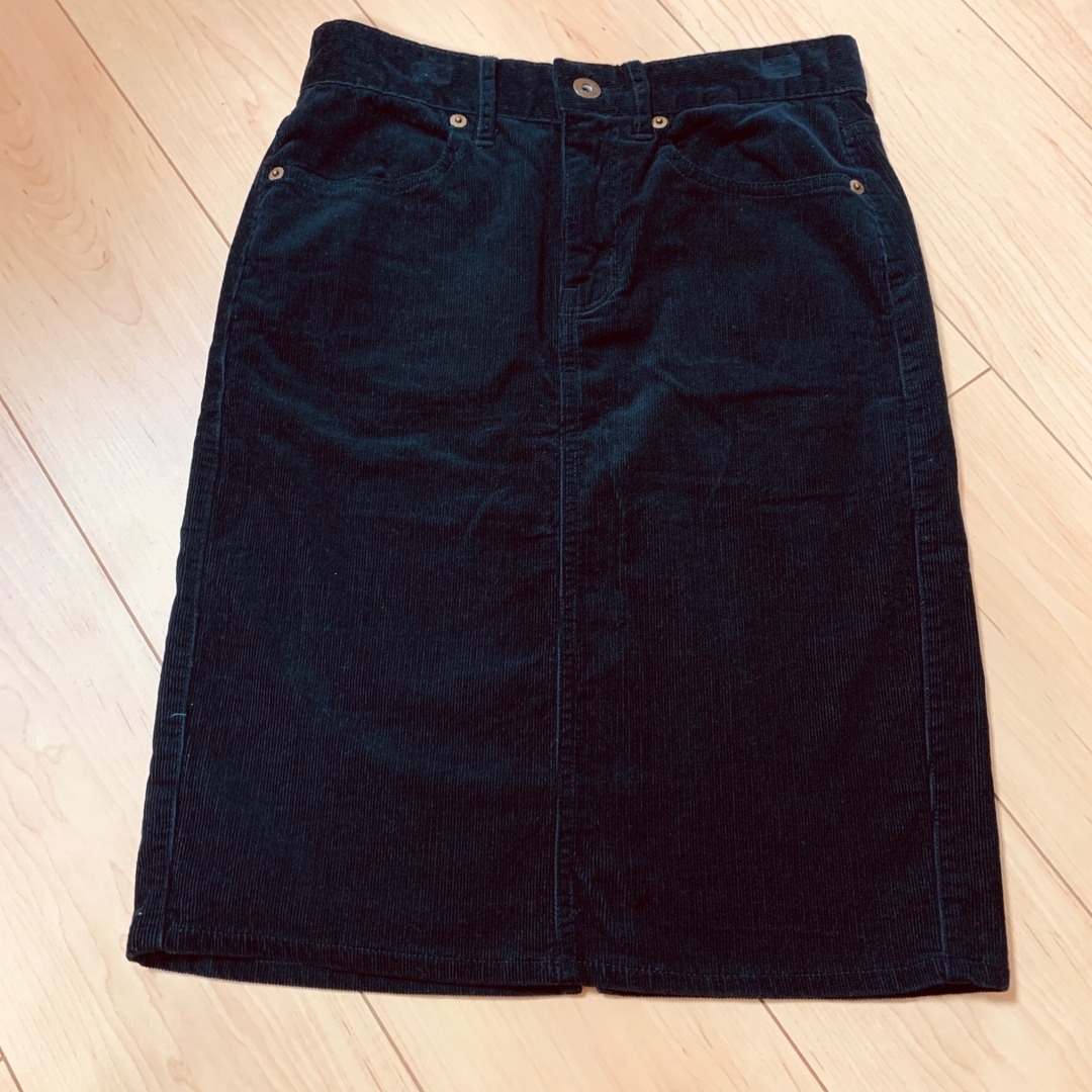 GU(ジーユー)のGU 膝丈スカート　コーデュロイ　黒　sサイズ レディースのスカート(ひざ丈スカート)の商品写真