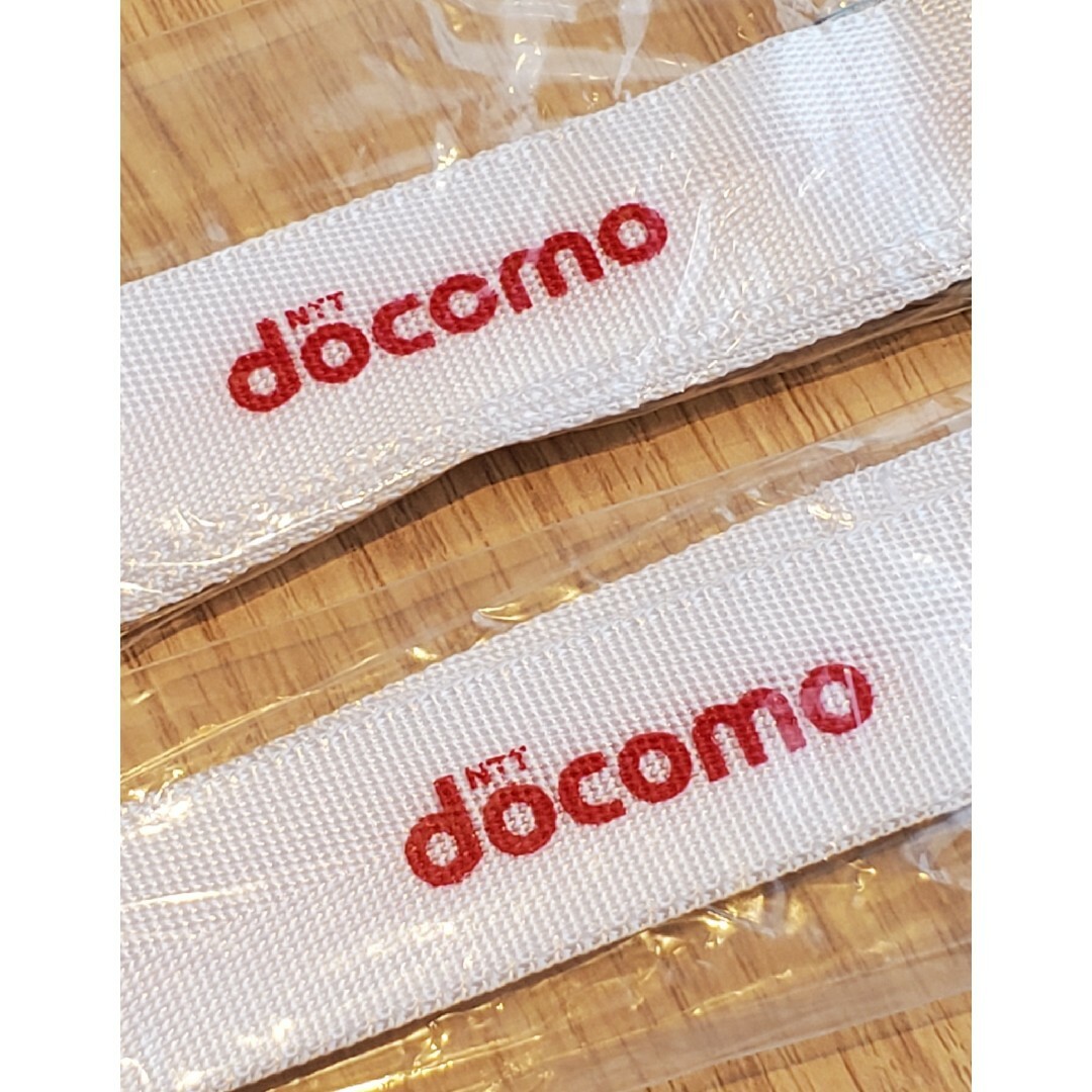 NTTdocomo(エヌティティドコモ)の2本組  NTTdocomo　ネックストラップ  ホワイト　レッド文字 非売品 エンタメ/ホビーのコレクション(ノベルティグッズ)の商品写真