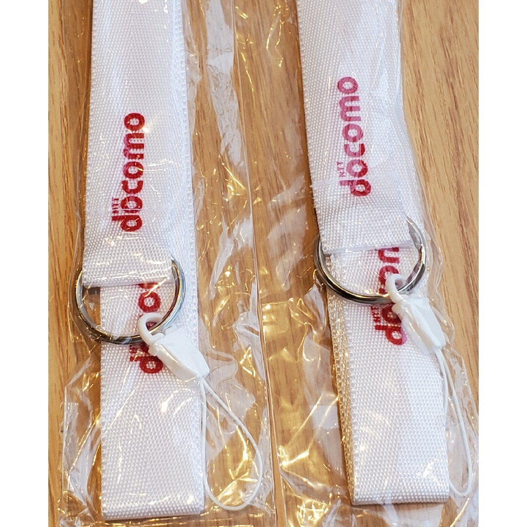 NTTdocomo(エヌティティドコモ)の2本組  NTTdocomo　ネックストラップ  ホワイト　レッド文字 非売品 エンタメ/ホビーのコレクション(ノベルティグッズ)の商品写真