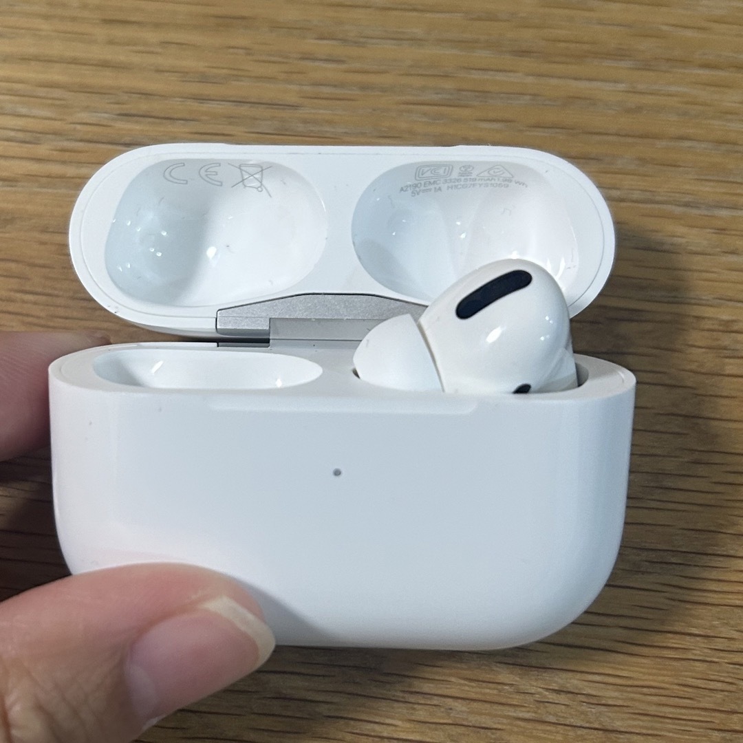 Apple(アップル)のAirPods Pro スマホ/家電/カメラのオーディオ機器(ヘッドフォン/イヤフォン)の商品写真