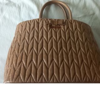ミュウミュウ(MIU MIU)のmiu miu　ベージュ　ハンドバッグ(ハンドバッグ)