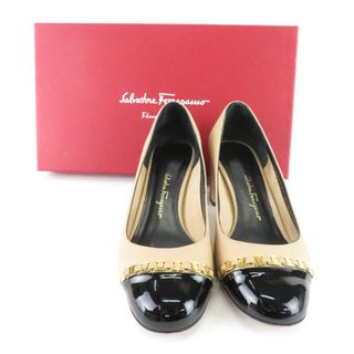 フェラガモ(Ferragamo)のSalvatore Ferragamo フェラガモ AVELLA アヴェラ チャンキーヒールラウンドトゥパンプス 5.5(23cm相当） カーフレザー ALMOND/VERN NERA バイカラー ヴァラ 革 靴 レディース AU2254C (ハイヒール/パンプス)