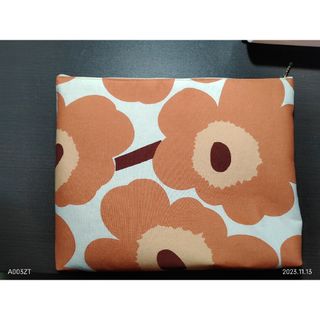 マリメッコ(marimekko)のマリメッコ　大きめポーチ(オレンジ)(ポーチ)